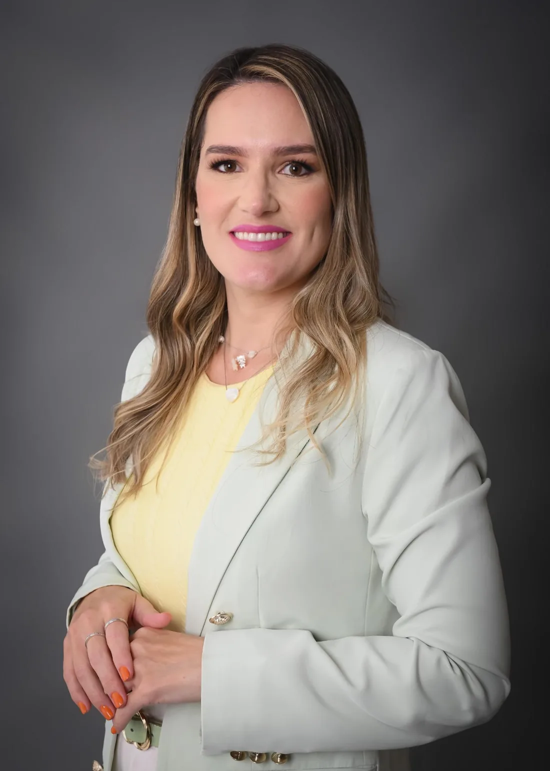 Natália Gontijo, psicóloga, em retrato de meio corpo